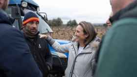 La secretaria general del PP, Cuca Gamarra, con un grupo de agricultores en Arganda del Rey (Madrid), este viernes.