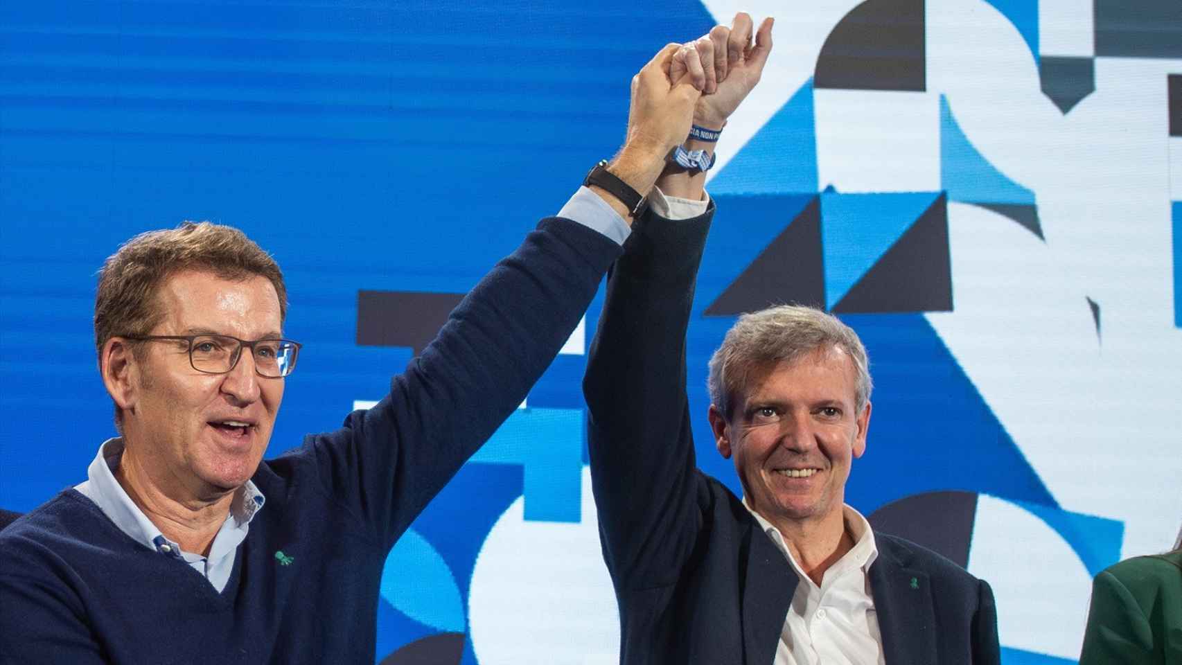 Alberto Núñez Feijóo, este viernes junto al candidato del PP a la reelección en la Xunta, Alfonso Rueda, durante un mitin en Lalín (Pontevedra).