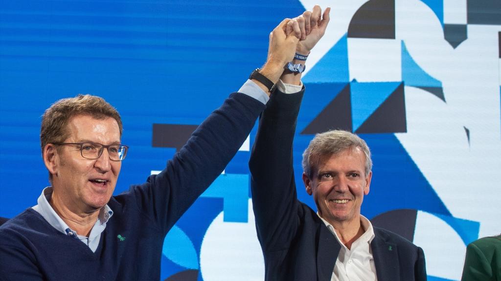 Alberto Núñez Feijóo, este viernes junto al candidato del PP a la reelección como presidente de la Xunta, Alfonso Rueda, durante un mitin ceebrado en el Lalín  (Pontevedra).