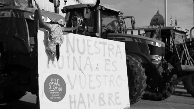 Una pancarta de las protestas agrarias. En ella puede leerse: Nuestra ruina es vuestro hambre.