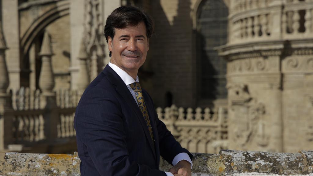 Miguel Rus, presidente de la Confederación de Empresarios de Sevilla, ante la catedral.