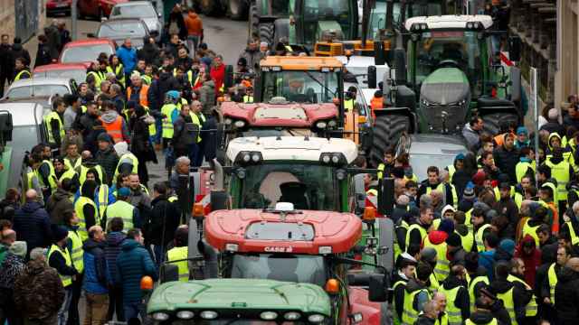 Decenas de tractores aparcados en el centro de Pamplona.