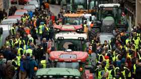 Decenas de tractores aparcados en el centro de Pamplona.