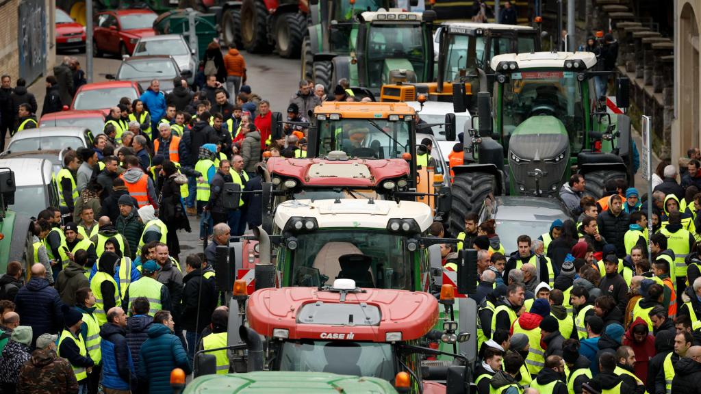 Decenas de tractores aparcados en el centro de Pamplona.