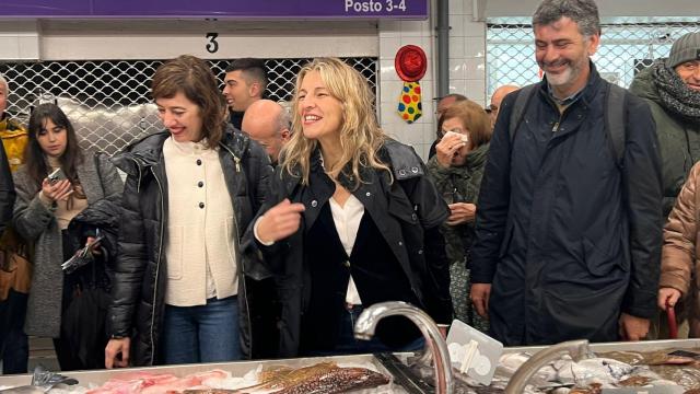 La vicepresidenta segunda y líder de Sumar, Yolanda Díaz, junto a los candidatos a la Xunta de Galicia, Marta Lois y Ramón Sarmiento, en la plaza de abastos de Cangas (Pontevedra).