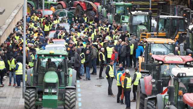 Agricultores y tractores se concentran frente a la consejería de Medio ambiente y Rural del Gobierno Navarra
