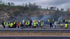 Imagen de los antidisturbios disuaden a los agricultores en Mérida usando gases lacrimógenos