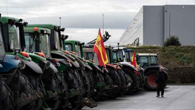 Decenas de tractores concentrados en Illecas durante la cuarta jornada de protestas de los ganaderos y agricultores, en Illescas, Toledo.