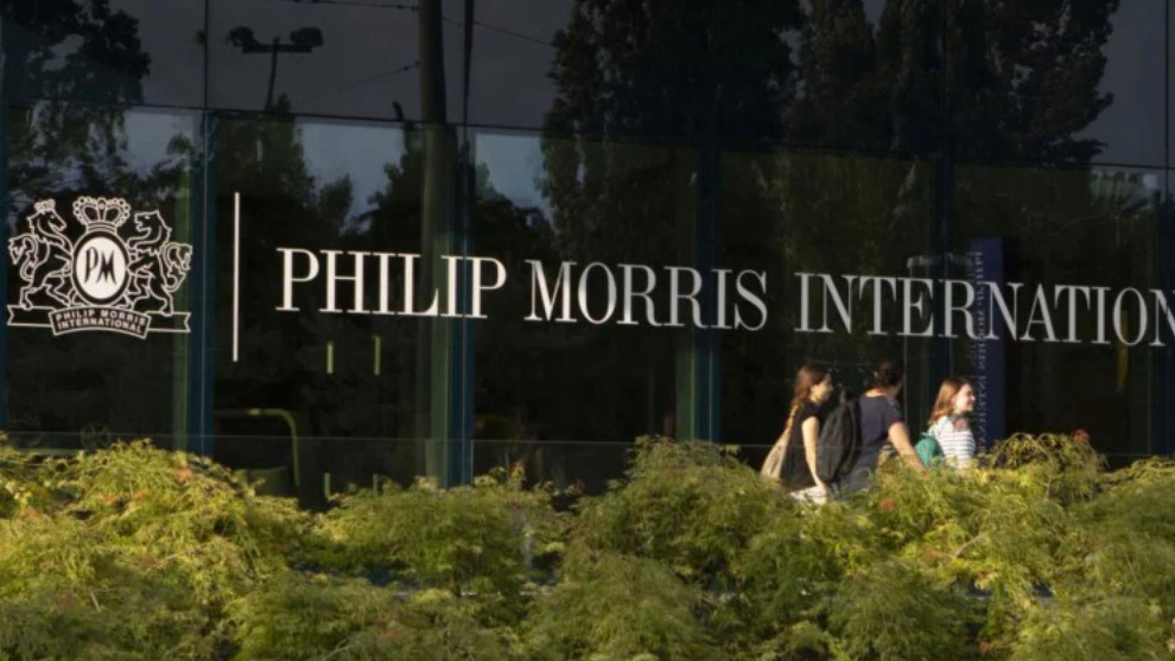 Logo de Philip Morris en la sede de la empresa.