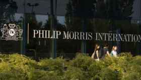 Logo de Philip Morris en la sede de la empresa.