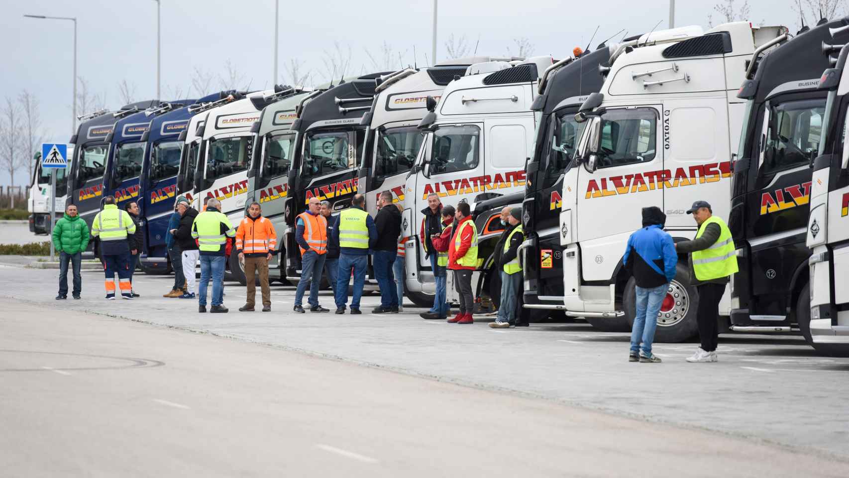 Varios camiones estacionados en las inmediaciones del Wanda Metropolitano, durante el undécimo día de paro nacional de transportistas.
