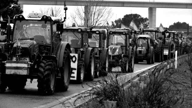 Tractores se dirigen a Zaragoza por la carretera N-330 durante la cuarta jornada de protestas de los ganaderos y agricultores, a 9 de febrero de 2024, en Zaragoza, Aragón (España).