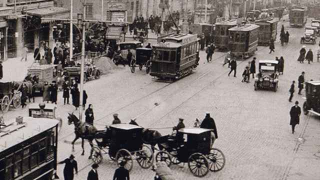 El tráfico por la calle Alcalá, en los años 20, cuando se conducía por la izquierda en Madrid.