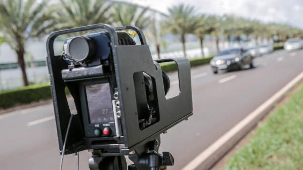 Imagen de un rádar en una carretera mientras un coche se aproxima