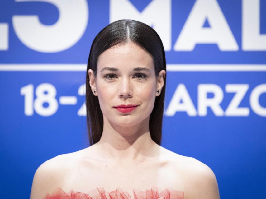 Laia Costa en una alfombra roja.