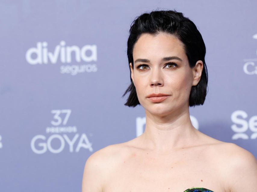 Laia Costa en una alfombra roja.