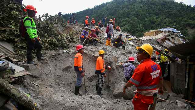 Un equipo de rescate trabaja en el pueblo de Masara, Filipinas, 8 de febrero de 2024.