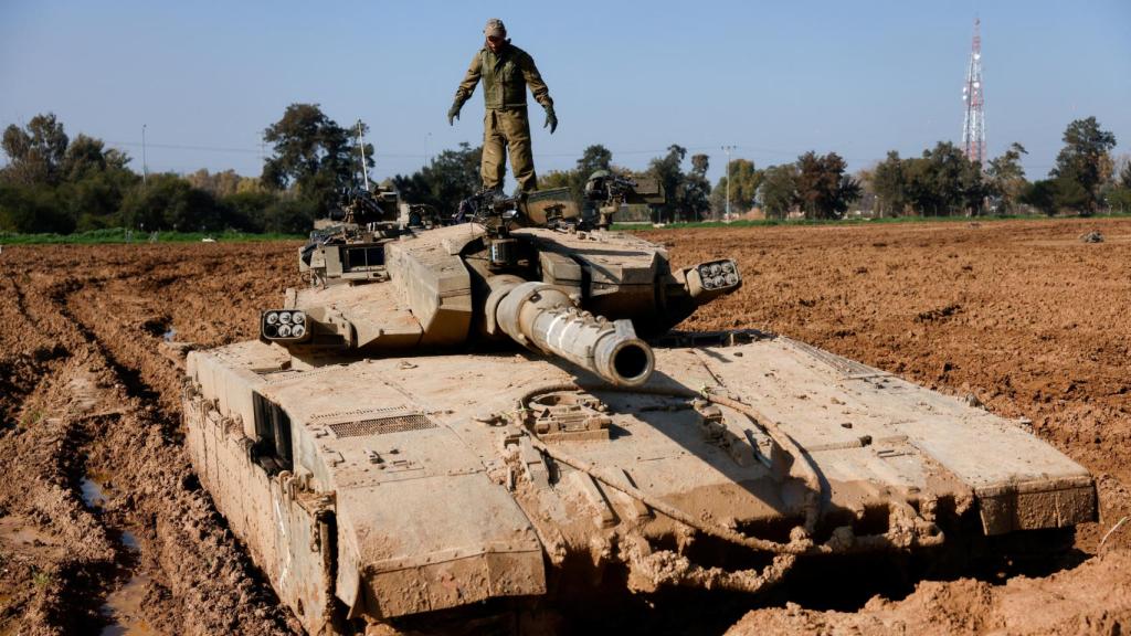 Un soldado israelí sobre un tanque cerca de la frontera norte de la Franja de Gaza el 7 de febrero.