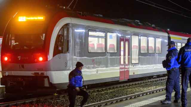 Varios policías suizos tras la liberación del tren secuestrado el jueves por la noche.