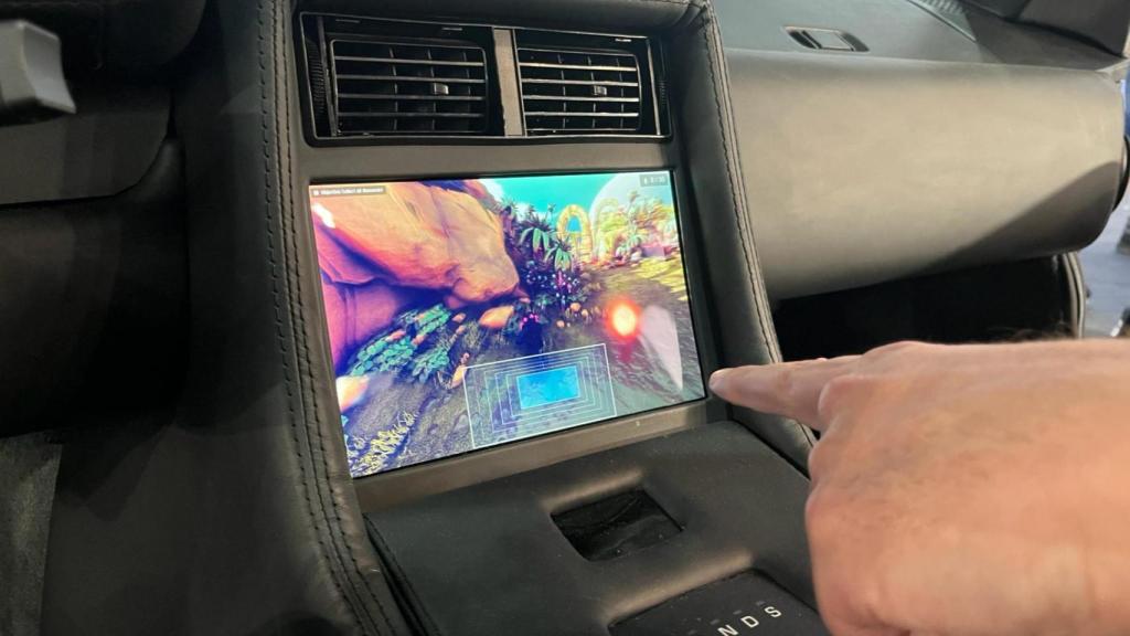 Jugando a un videojuego dentro del primer DeLorean eléctrico del mundo.