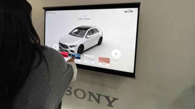 Cambiando el color de un coche en una pantalla de Sony con tecnología 'touchfree'.