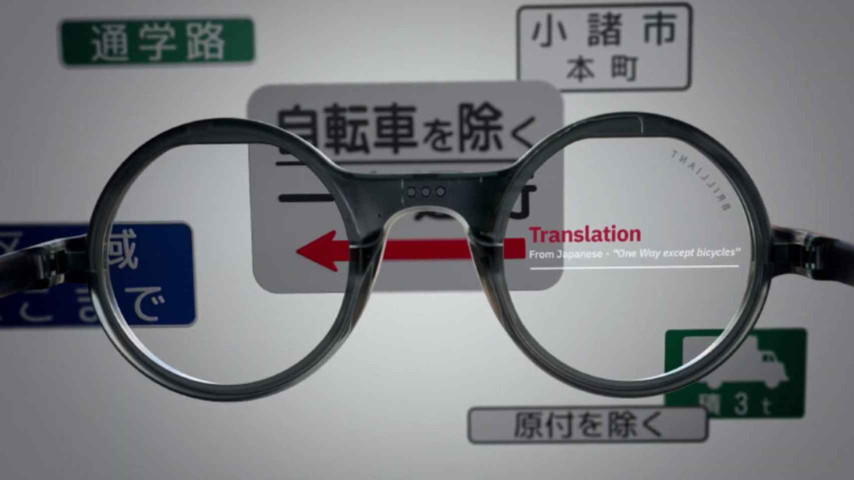 Las gafas Frame AI traduciendo un texto.