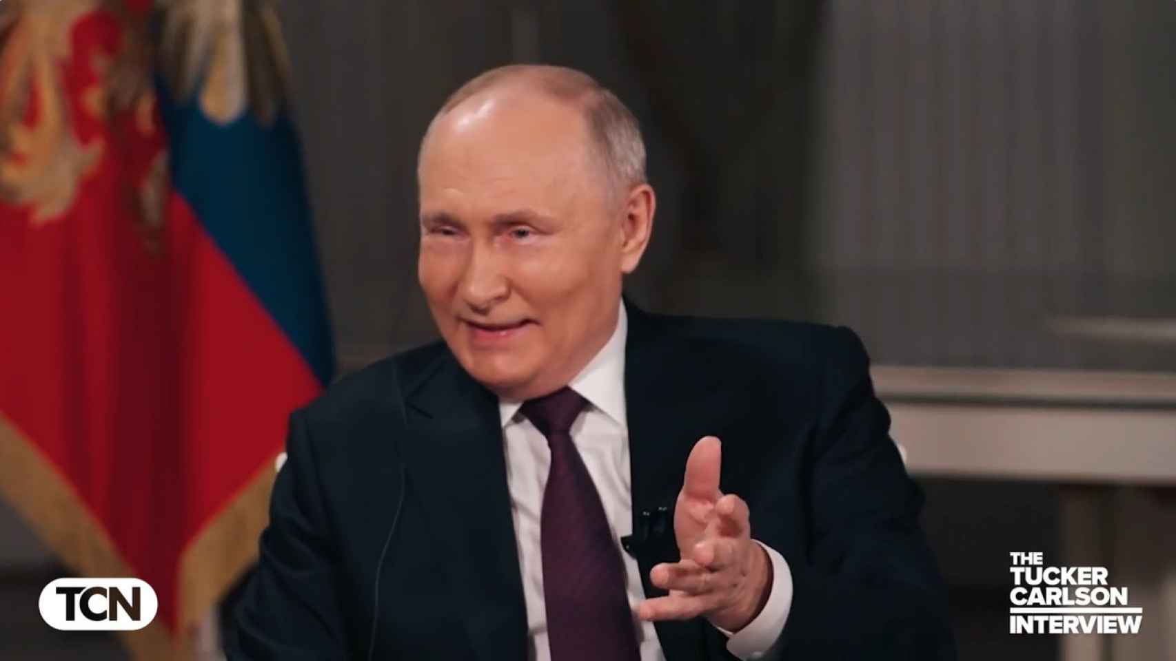 Vladímir Putin, disfrutando de la charla con Tucker Carlson.