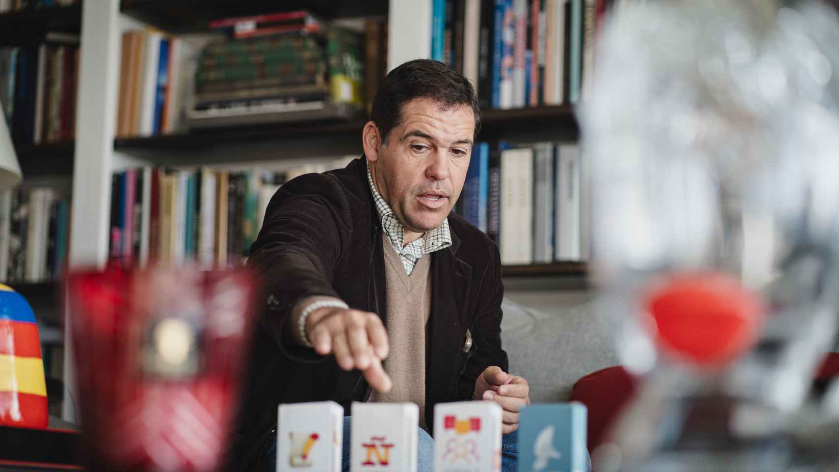 Luis Alfonso de Borbón durante la entrevista con EL ESPAÑOL en su casa.