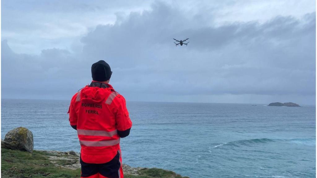 Buscan en la costa de Ferrol al hombre que el martes cayó de una embarcación en O Portiño