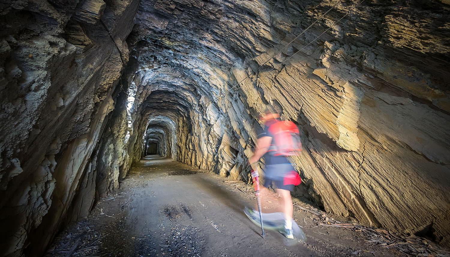 Uno de los túneles que atraviesan la Vía Verde del Eo. Foto: Turismo de Asturias