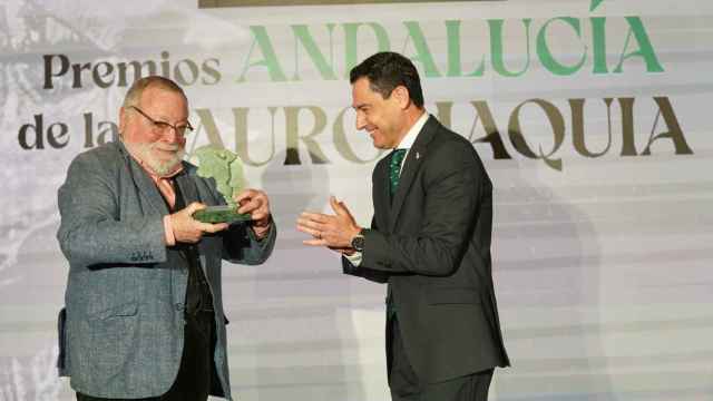 El filósofo Fernando Savater recoge el I premio Andalucía de Tauromaquia de manos de Juanma Moreno.