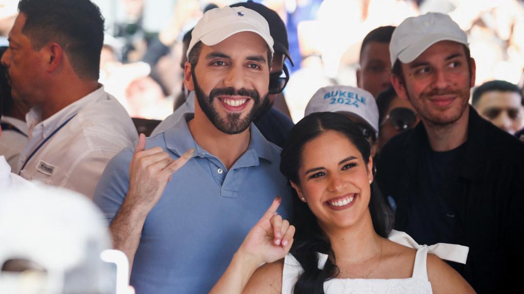 Gabriela Rodríguez, junto a Nayib Bukele, el día de las elecciones en El Salvador.