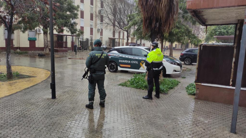 Agentes de la Guardia Civil y la Policía Local, durante el operativo.