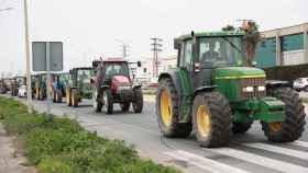 Un grupo de tractores corta una carretera cercana a la capital hispalense.