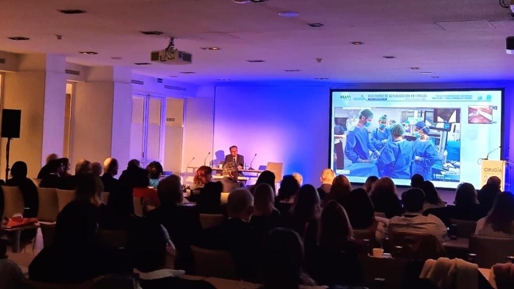 Los cirujanos de este curso contemplan por 'streaming' una de las cirugías con inteligencia artificial.