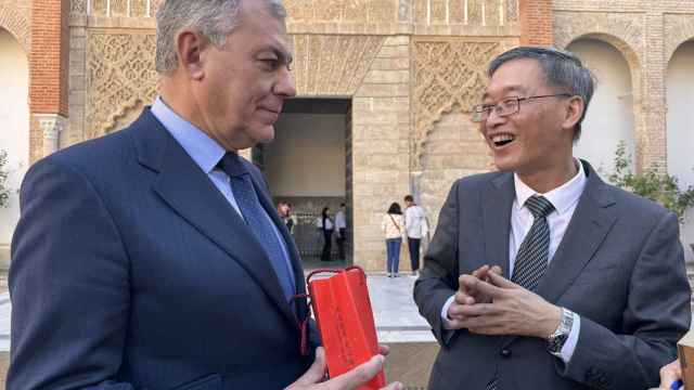 El alcalde de Sevilla, junto al embajador chino en el Real Alcázar.