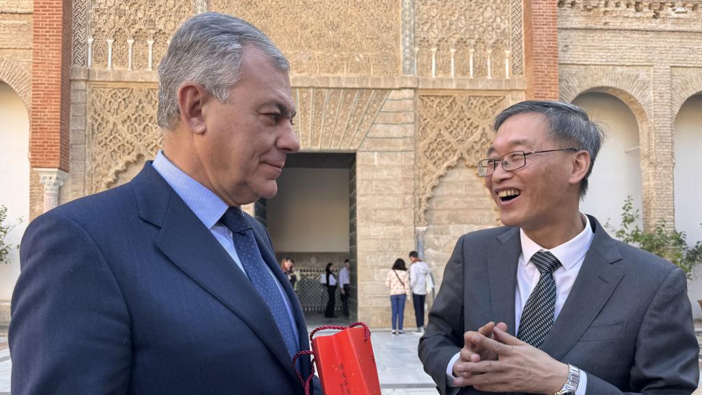 El alcalde de Sevilla, junto al embajador chino en el Real Alcázar.
