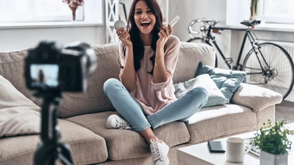 Imagen de archivo de una mujer grabando.