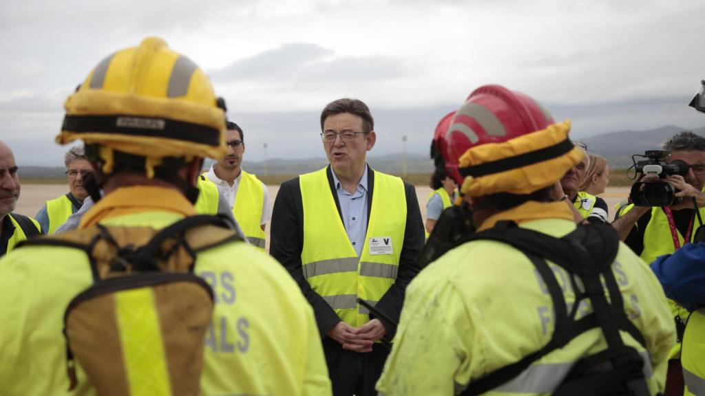 Ximo Puig con equipos de rescate en la base del aeropuerto de Castellón.