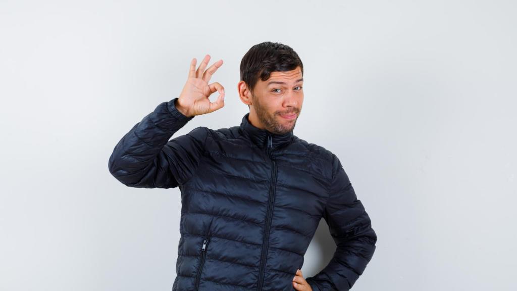 Hombre con chaqueta acolchada.