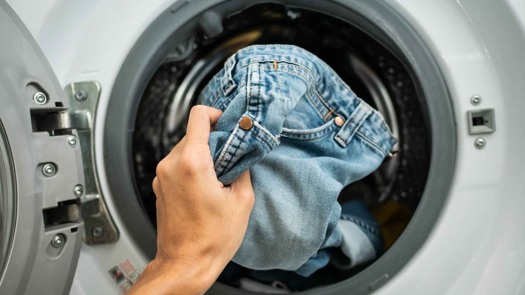 Adiós a la secadora: el truco que arrasa en España para secar todas las prendas en la lavadora