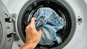 Adiós a la secadora: el truco que arrasa en España para secar todas las prendas en la lavadora