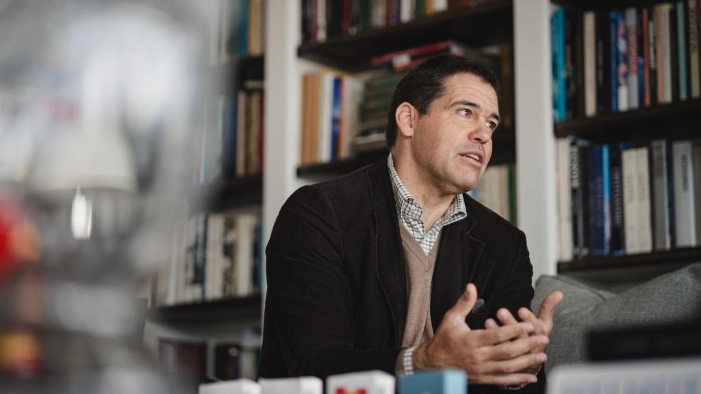 Luis Alfonso de Borbón durante la entrevista con EL ESPAÑOL en su casa.