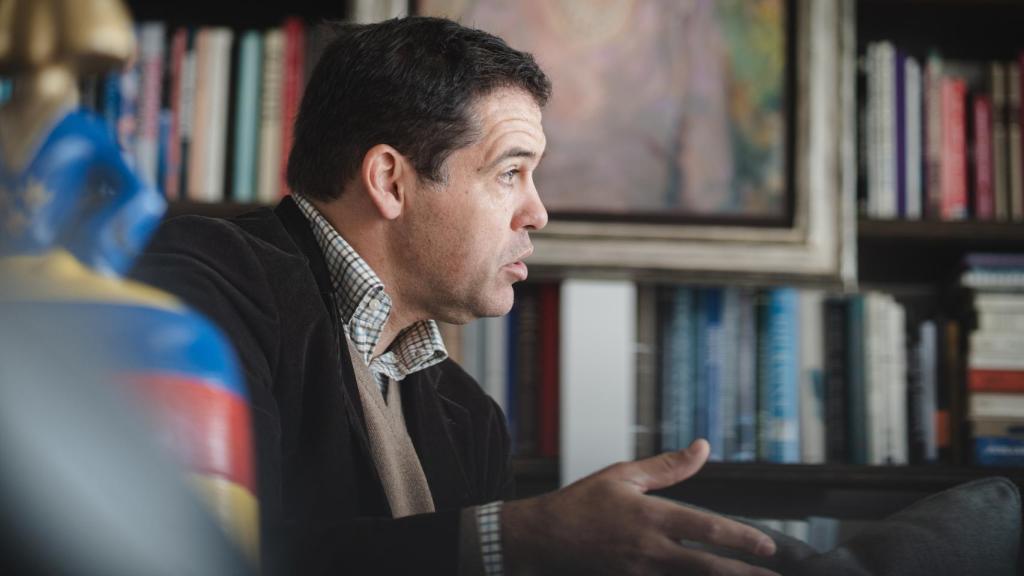 Luis Alfonso de Borbón durante la entrevista con EL ESPAÑOL en su casa.