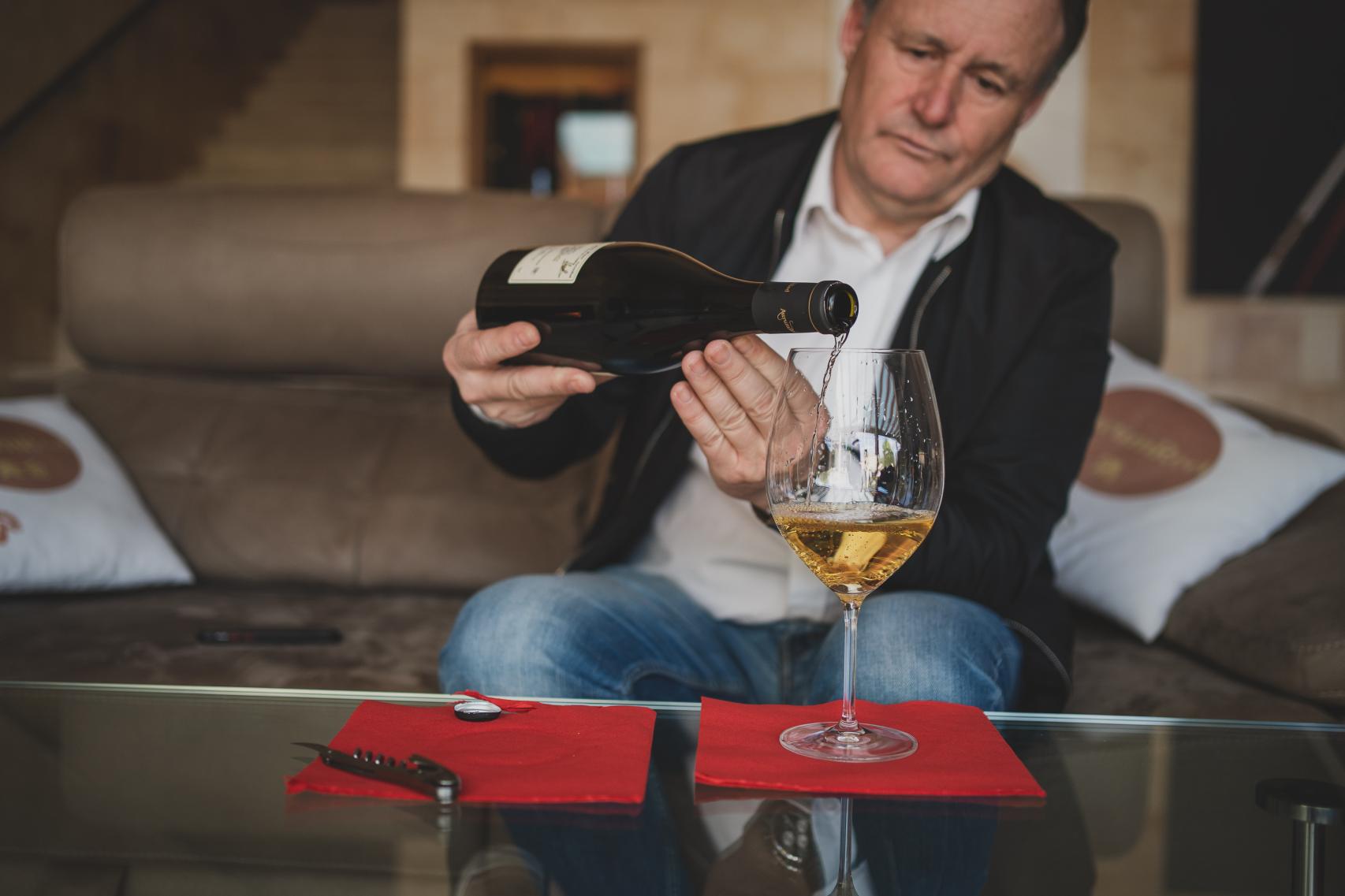 Hilario García, sirviendo una copa de su vino AurumRed Serie White, antes de realizar la cata.