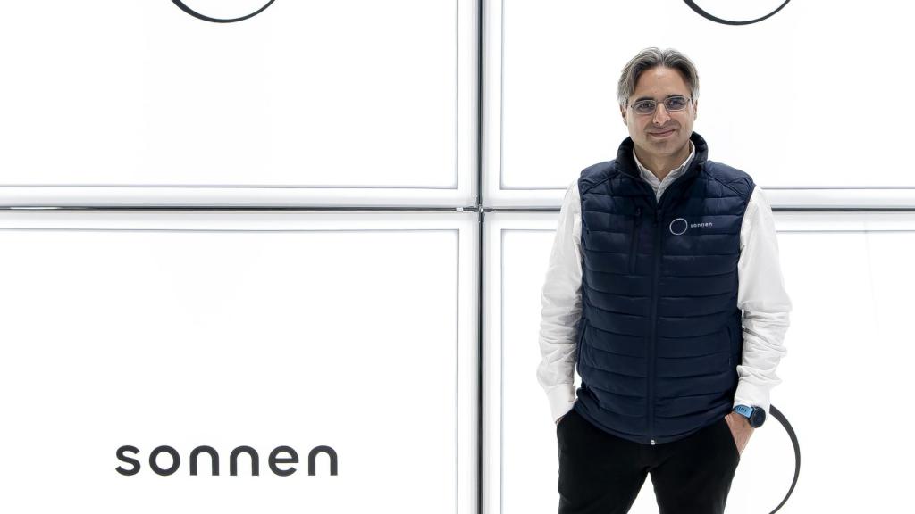 Franc Comino, CEO de sonnen España, en el stand de la compañía durante la Feria GENERA 2024