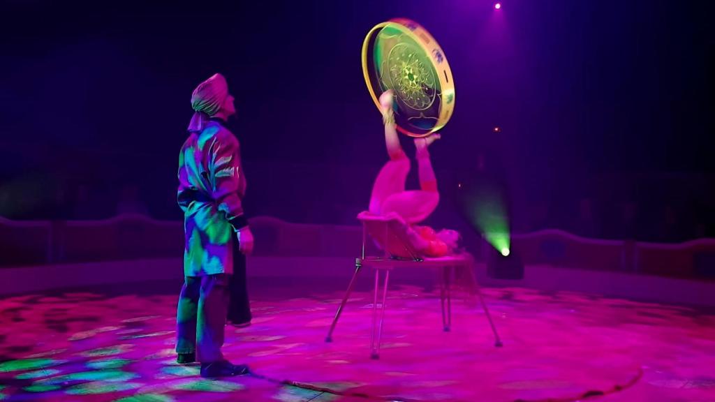 La acróbata hace girar un gran plato solo con ayuda de sus pies.