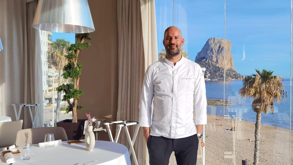 Lenin Busquet, en el salón de Abiss con las impresionantes vistas de la bahía de Calp.