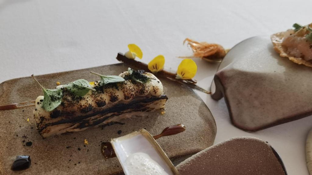 La berenjena asada con anchoa y la gamba blanca con sus crudos aliñados con que recibe al comensal.