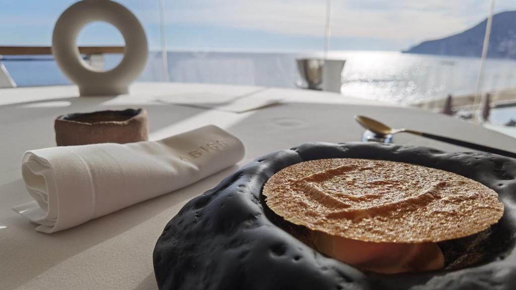 Uno de los postres en Abiss es la leche de oveja en texturas y piñones garrapiñados que cubre.